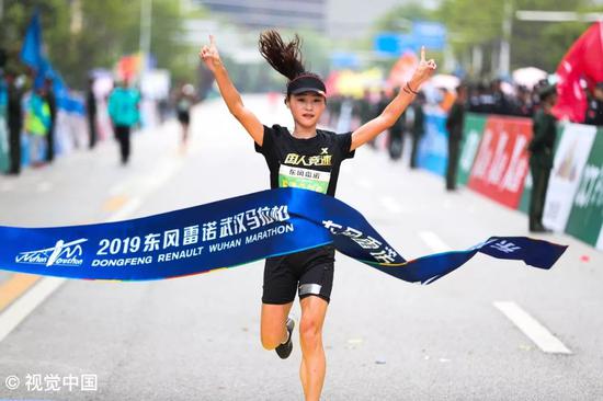 南非长跑好手冲刺终点，勇夺头名